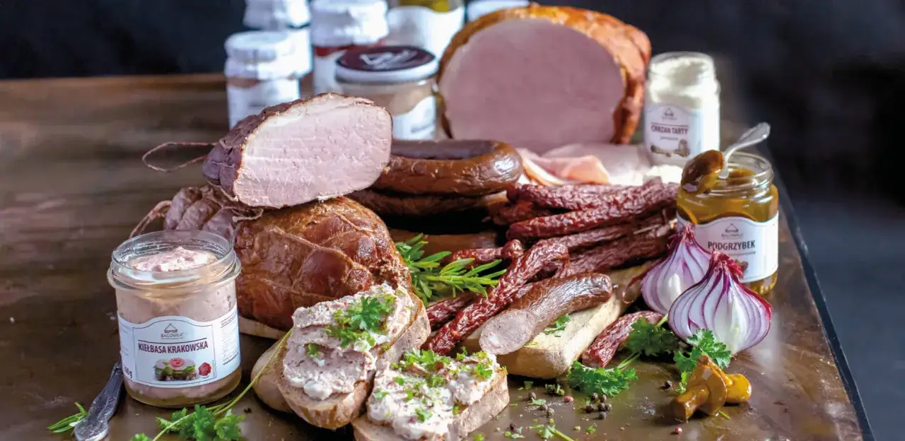 Bogactwo smaków z bacówka sklepy: wędliny, pasztety, podgrzybki i chrzan. Idealne na polską ucztę.