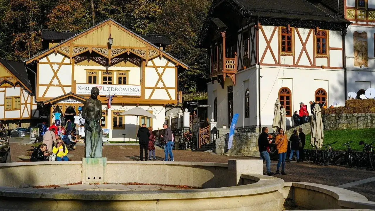 Uzdrowiskowy klimat Szczawnicy, z charakterystyczną architekturą i rzeźbą, zachęca do relaksu.