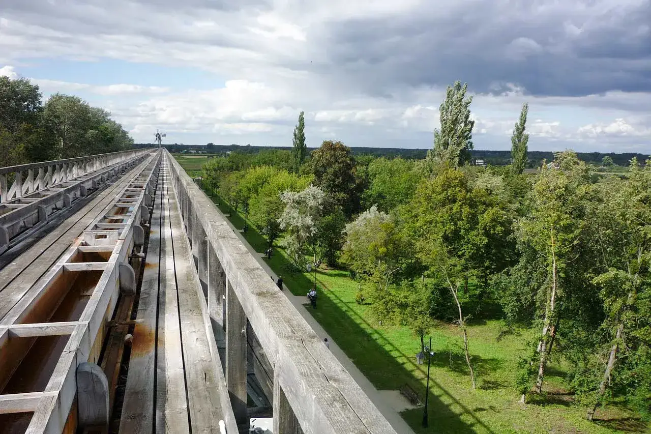 Drewniany most widokowy w Ciechocinku, idealne miejsce na zwiedzanie okolic i podziwianie zieleni.