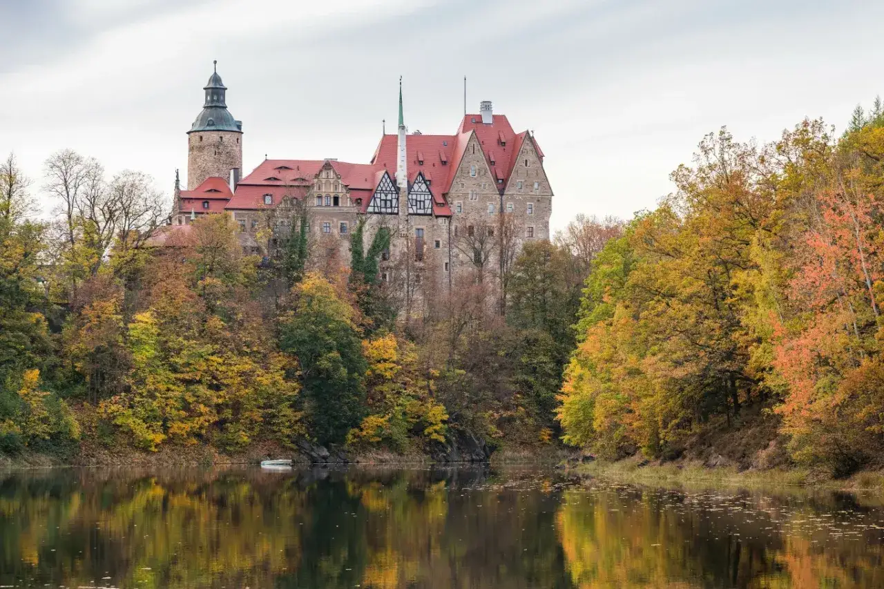Zamek Książ w jesiennej odsłonie, idealne z ciekawych miejsc w Polsce na jednodniowy wypad.