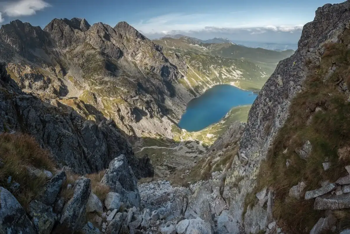 Widok z Orlej Perci na Morskie Oko. Niesamowita wysokość i skaliste zbocza Tatr Wysokich.