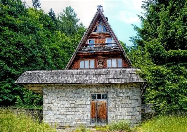 Zdjęcie Bacówka pod Trójgarbem: Historia, kontrowersje i przyszłość schroniska
