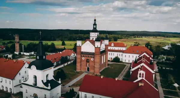 Klasztor w Supraślu, jedna z pereł Podlasia, to wspaniałe miejsce, które warto odwiedzić, planując wycieczkę po atrakcjach Białegostoku i okolic.